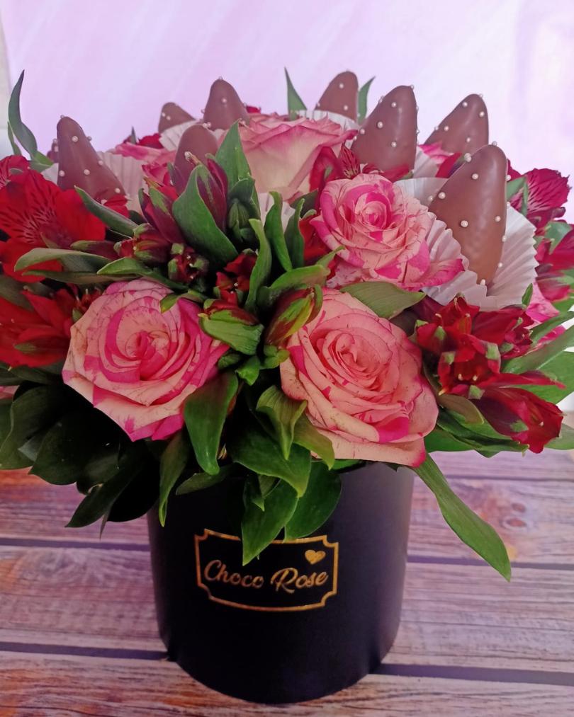 Arreglo de rosas y fresas con chocolate