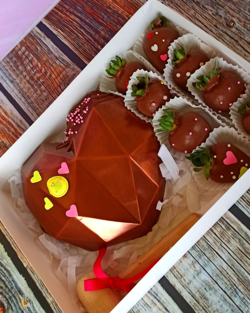 Choco bomba con fresas de chocolate