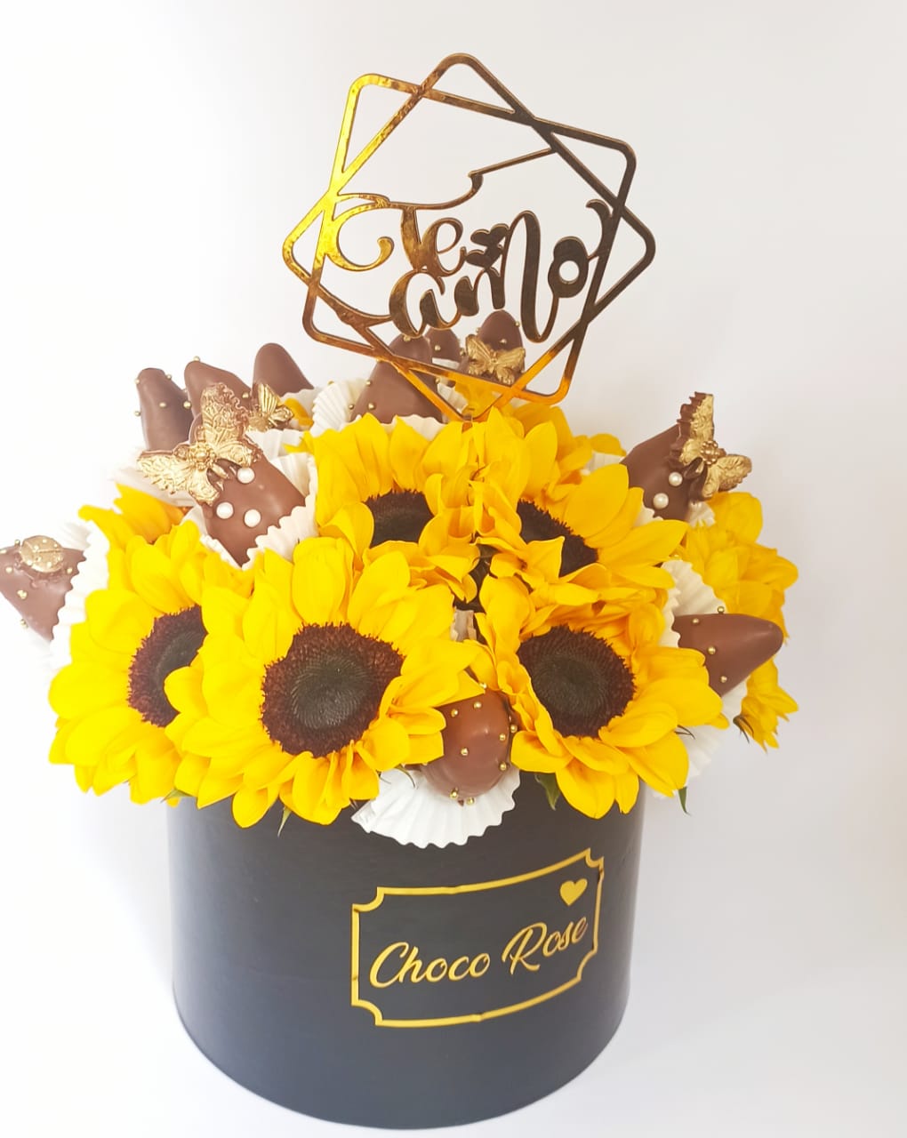 Arreglo floral con girasoles y fresas con chocolate
