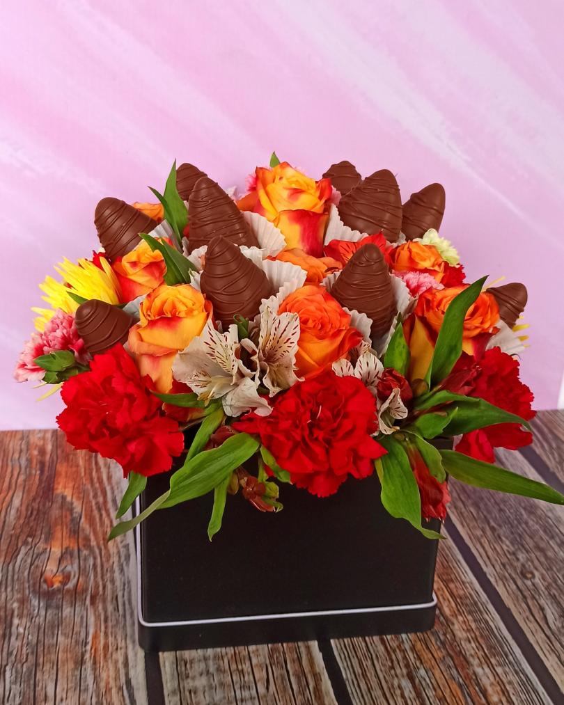 Caja de flores y fresas con chocolate